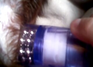 متحرش جنسي وقح يستخدم لعبة جنسية لتخفيف تلك الفتحة الضيقة