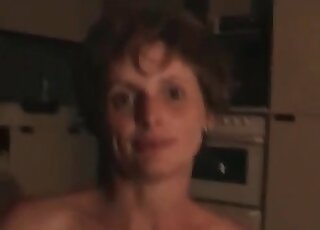 زوجة تتعرض لللعق من قبل كلب أثناء ممارسة الألعاب الجنسية مع رجلها