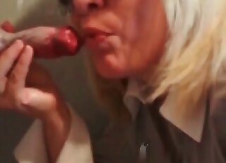 شقراء MILF تمتص كلبًا ضخمًا أمام الكاميرا مثل عاهرة حقيقية