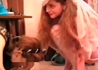 فتاتان تتناوبان على مص قضيب كلب بقوة في المنزل